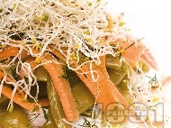 Рецепта Салата със зелен фасул (зелен боб), моркови и кълнове